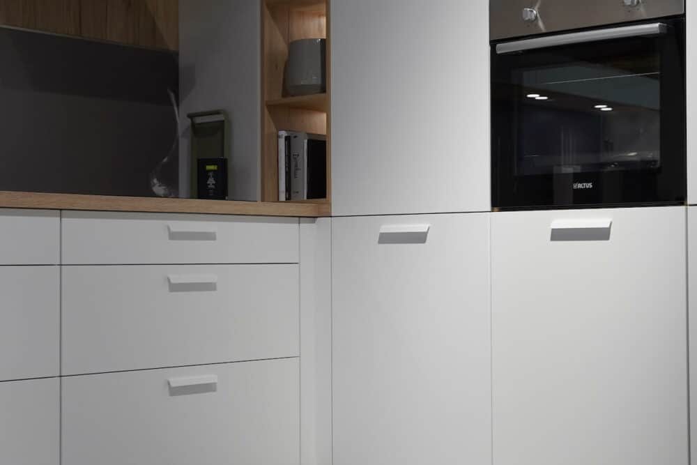 Weiße Nobilia U-Form Küche mit Elektrogeräten