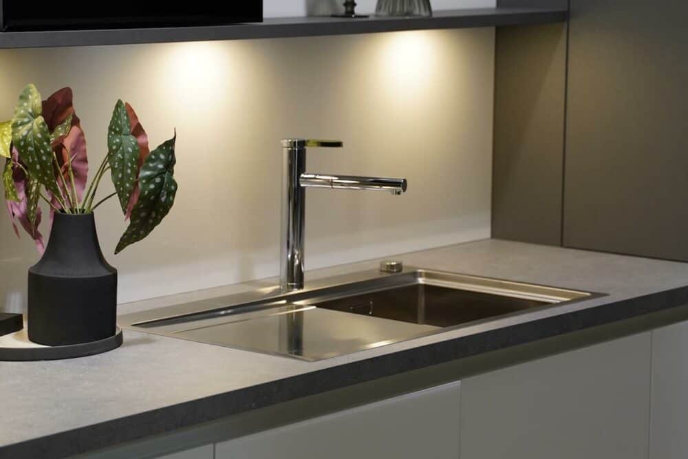 Ballerina Design L-Form Küche mit Edelstahl Spüle