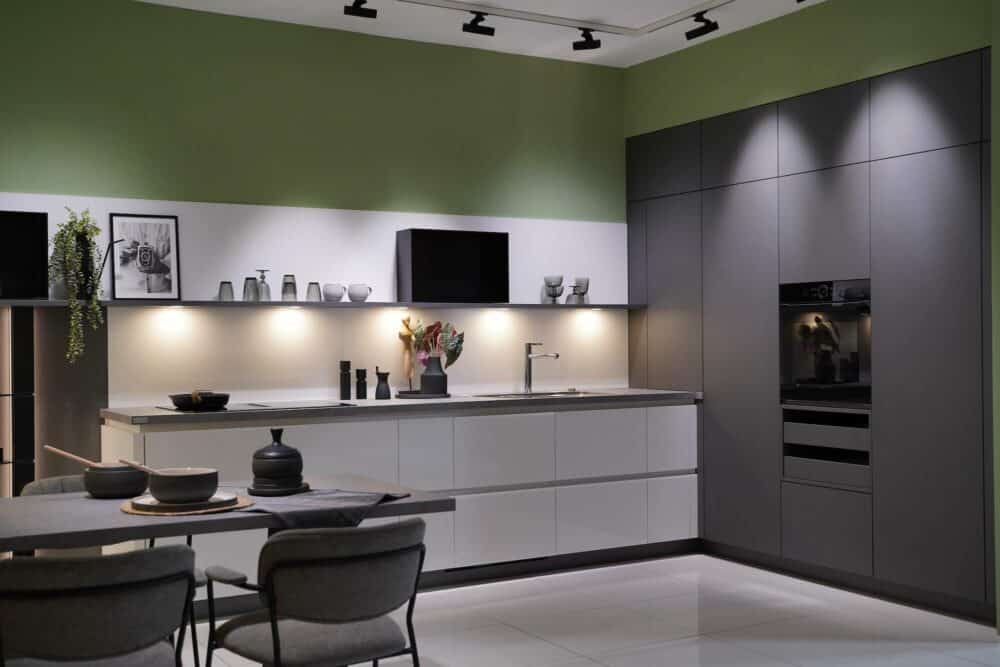 Ballerina Design L-Küche hochglanz mit titan steel Wandschrank