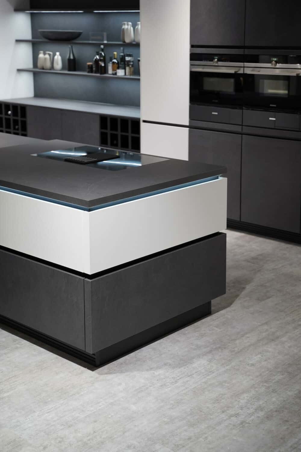 Design Inselküche weiß grau mit Elektrogeräten