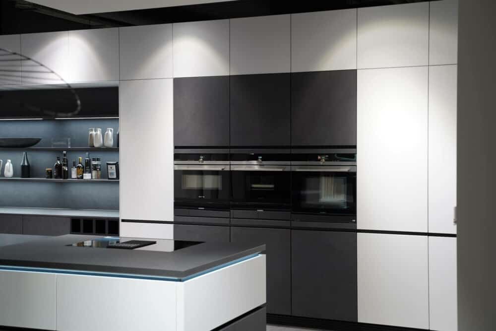 Design Wandschrank weiß grifflos mit Elektrogeräten