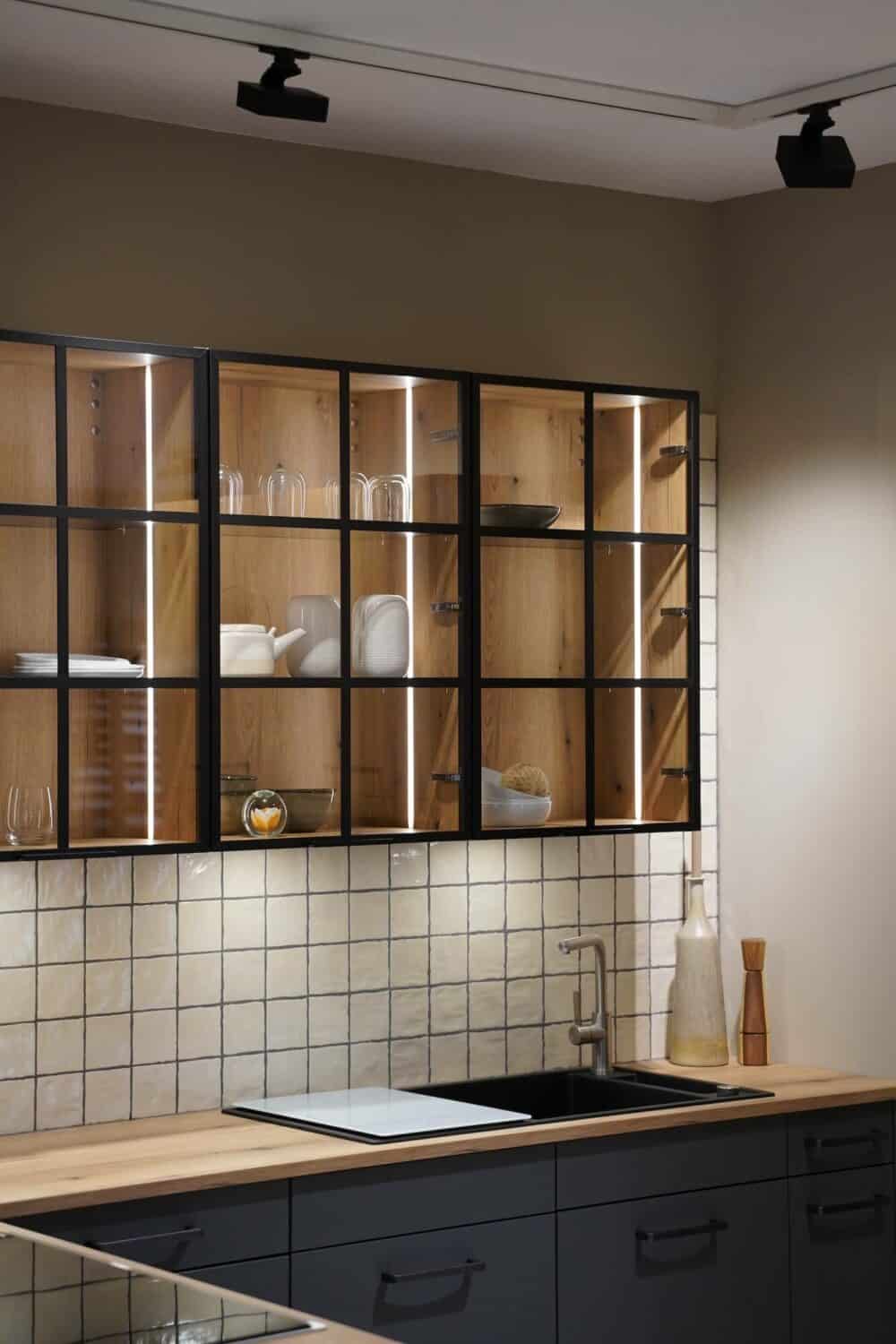 Glas Oberschränke schwarzer Metallrahmen
