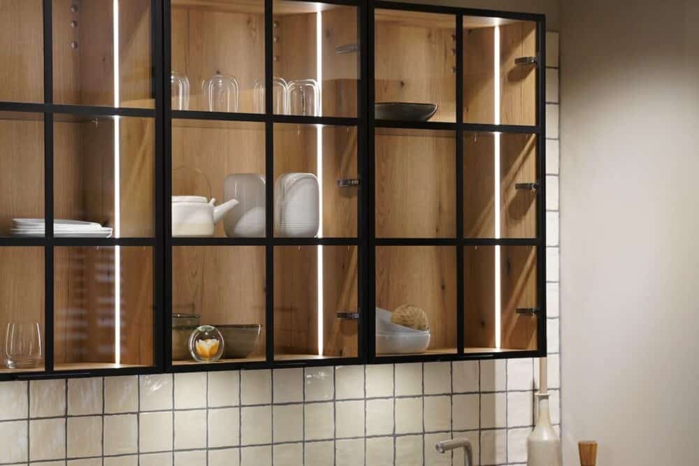 Glas Oberschränke schwarzer Metallrahmen