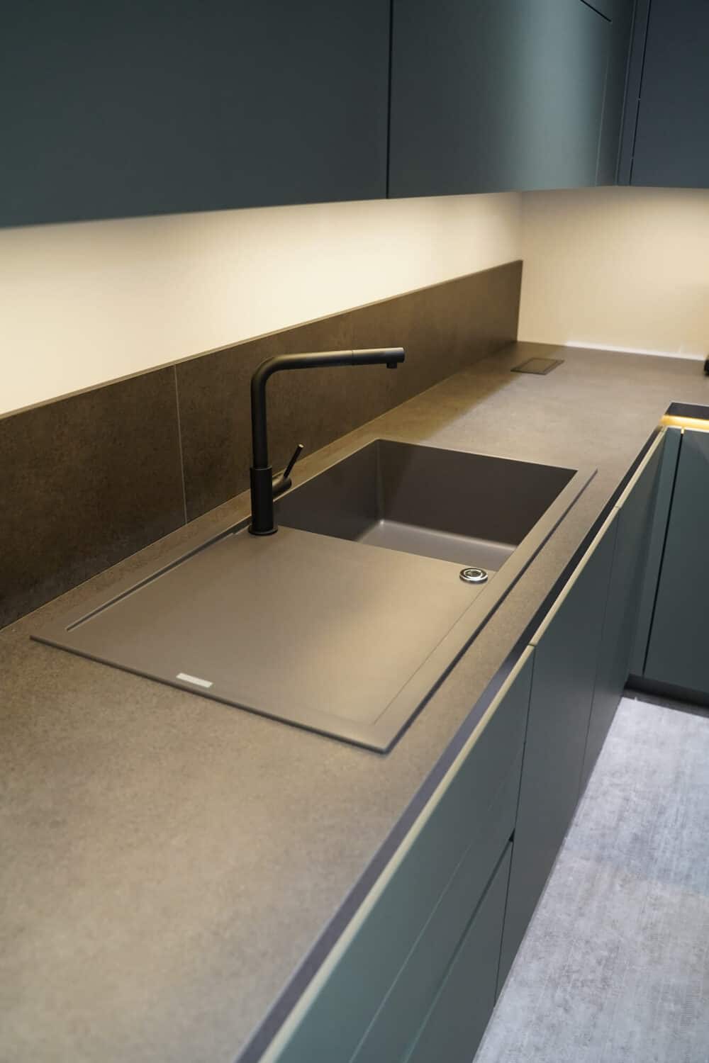 Granit Spüle mit Armatur Nobilia Design U-Küche