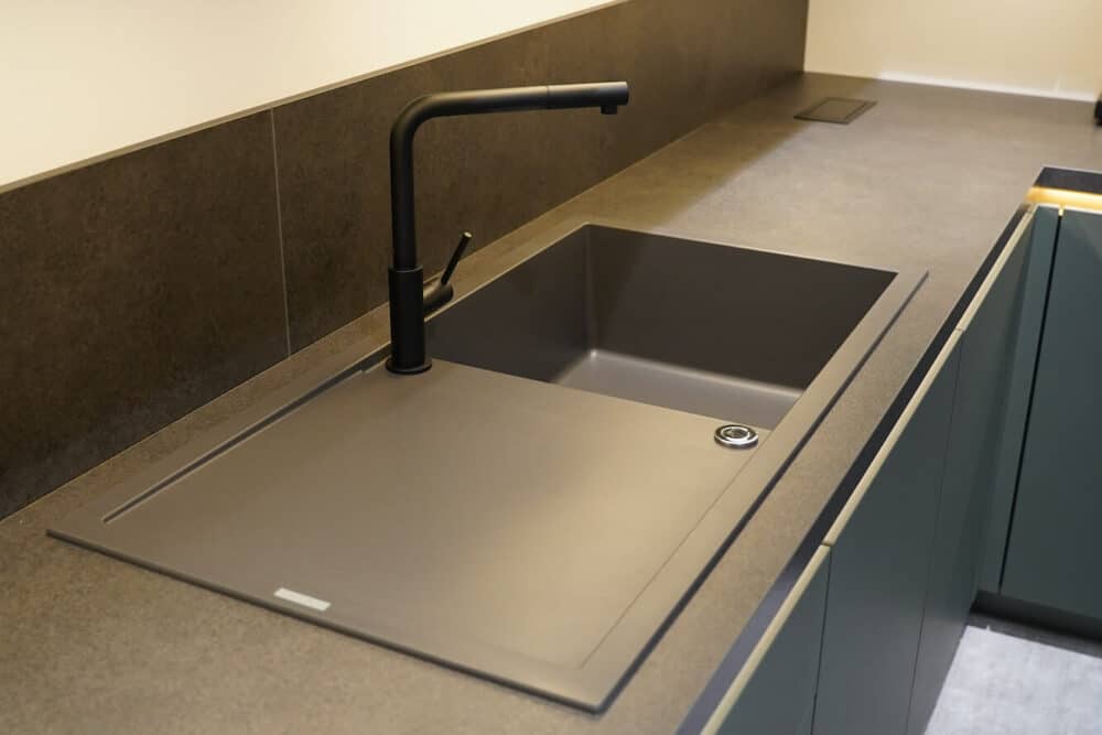 Granit Spüle mit Armatur Nobilia Design U-Küche