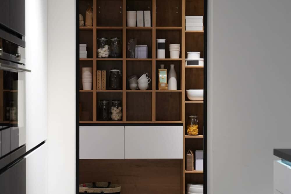 Hauswirtschaftraum Holzregale offener Wandschrank
