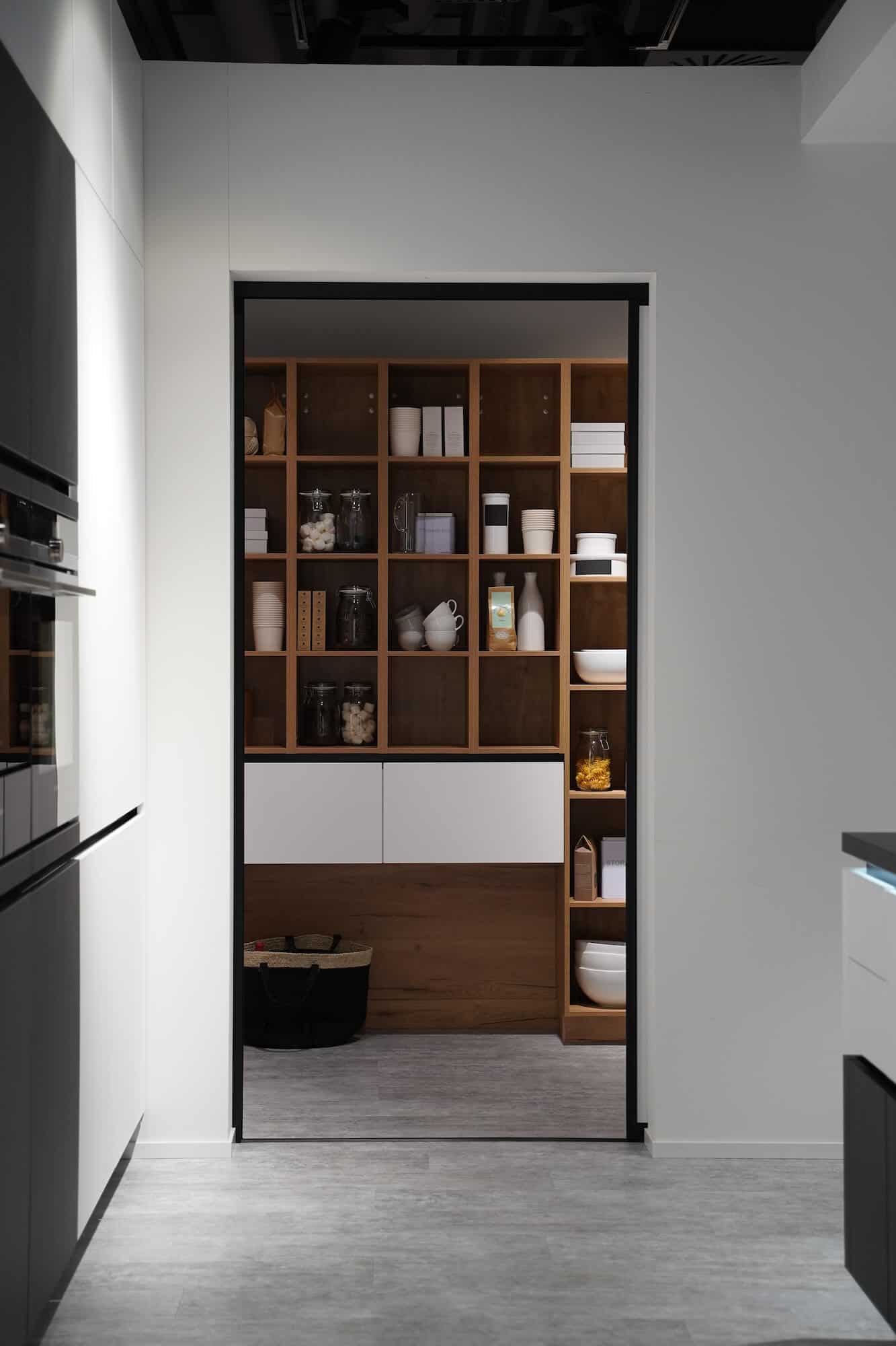 Hauswirtschaftraum Holzregale offener Wandschrank