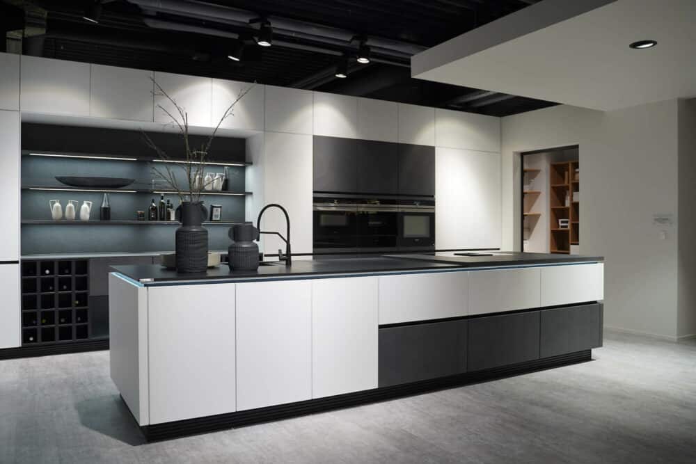 Nobilia Design Inselküche Glas mit Hauswirtschaftsraum