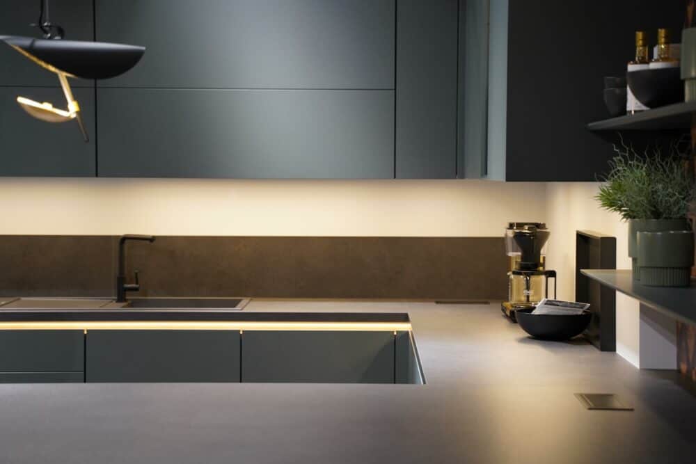 Nobilia Design U-Küche mit Arbeitsplatte Granit Nachbildung
