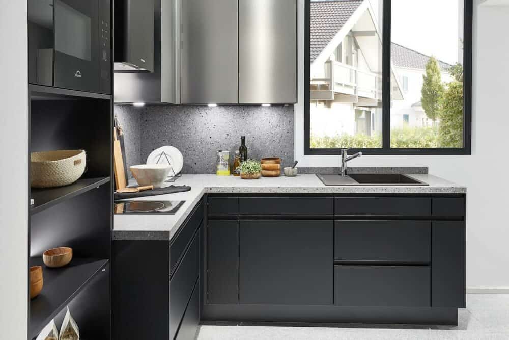 Nobilia Designküche schwarz grifflos