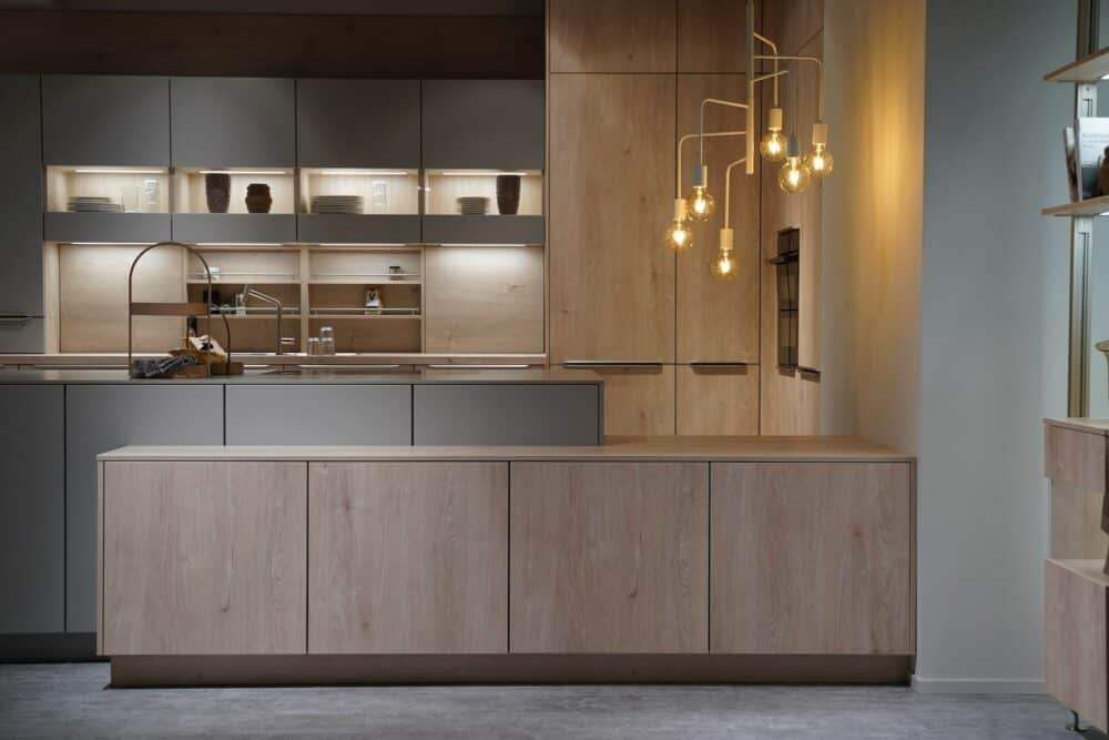 Nobilia Inselküche Holzschrank grifflos