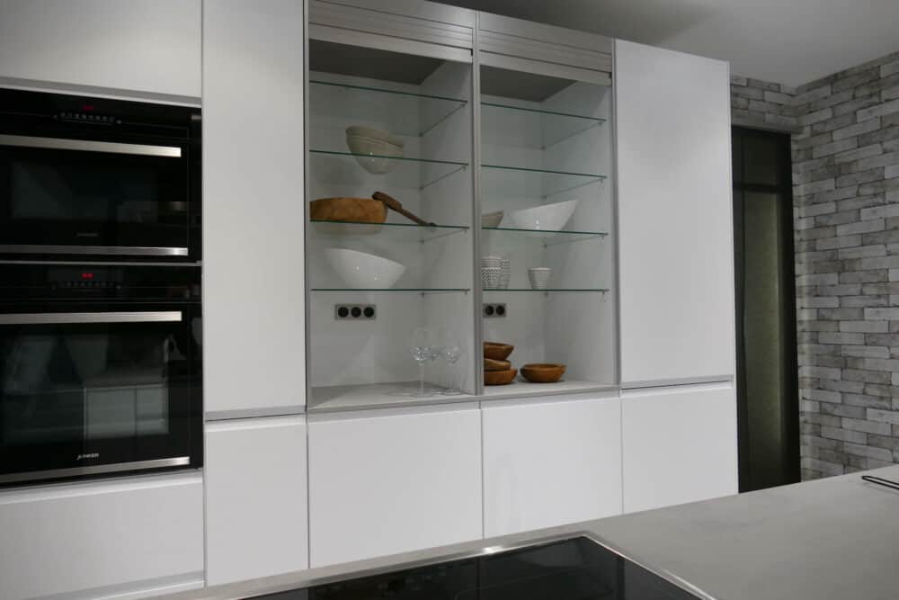 Nobilia Inselküche mit Wandschrank weiß grifflos