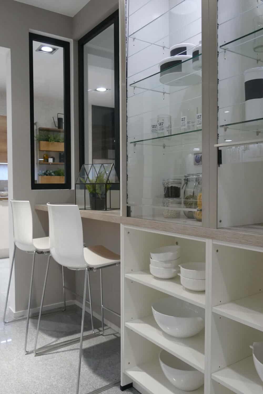 Nobilia Pura Design Küchenzeile mit Esstheke und Jalousienschrank