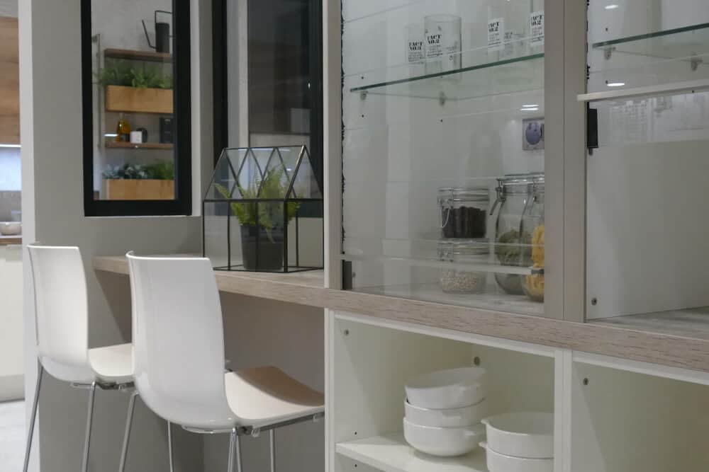Nobilia Pura Design Küchenzeile mit Esstheke und Jalousienschrank