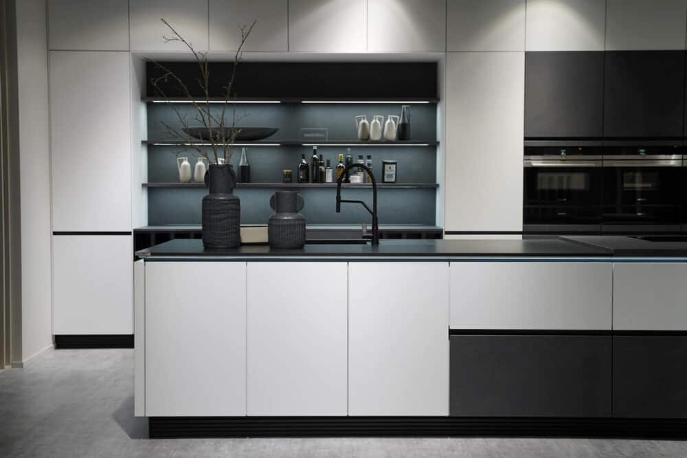 Nobilia Stoneart Inselküche weiß matt Glas