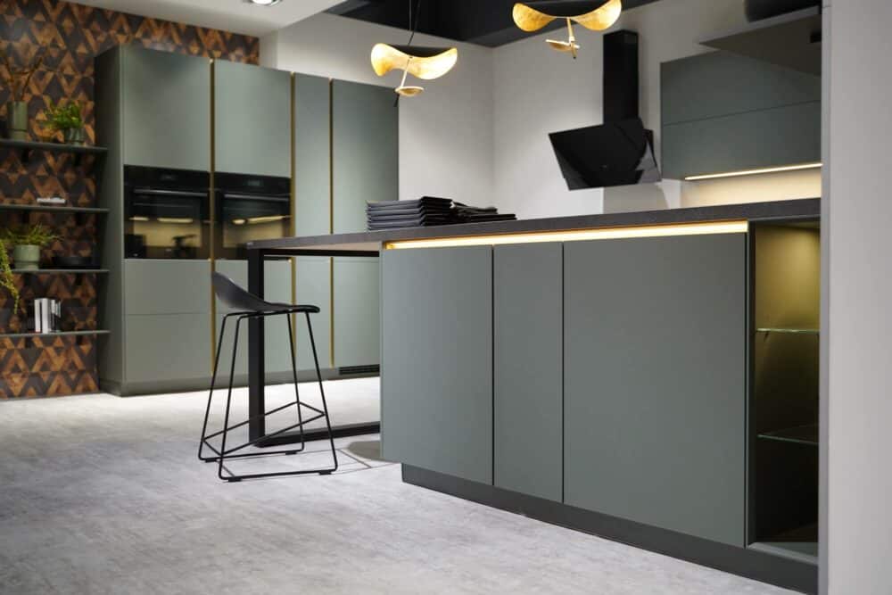 Nobilia U-Form Design Küche mit Goldprofil und Esstheke