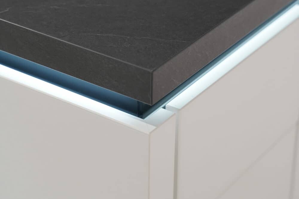 Schiefergrau Arbeitsplatte mit Glasoptik Fronten
