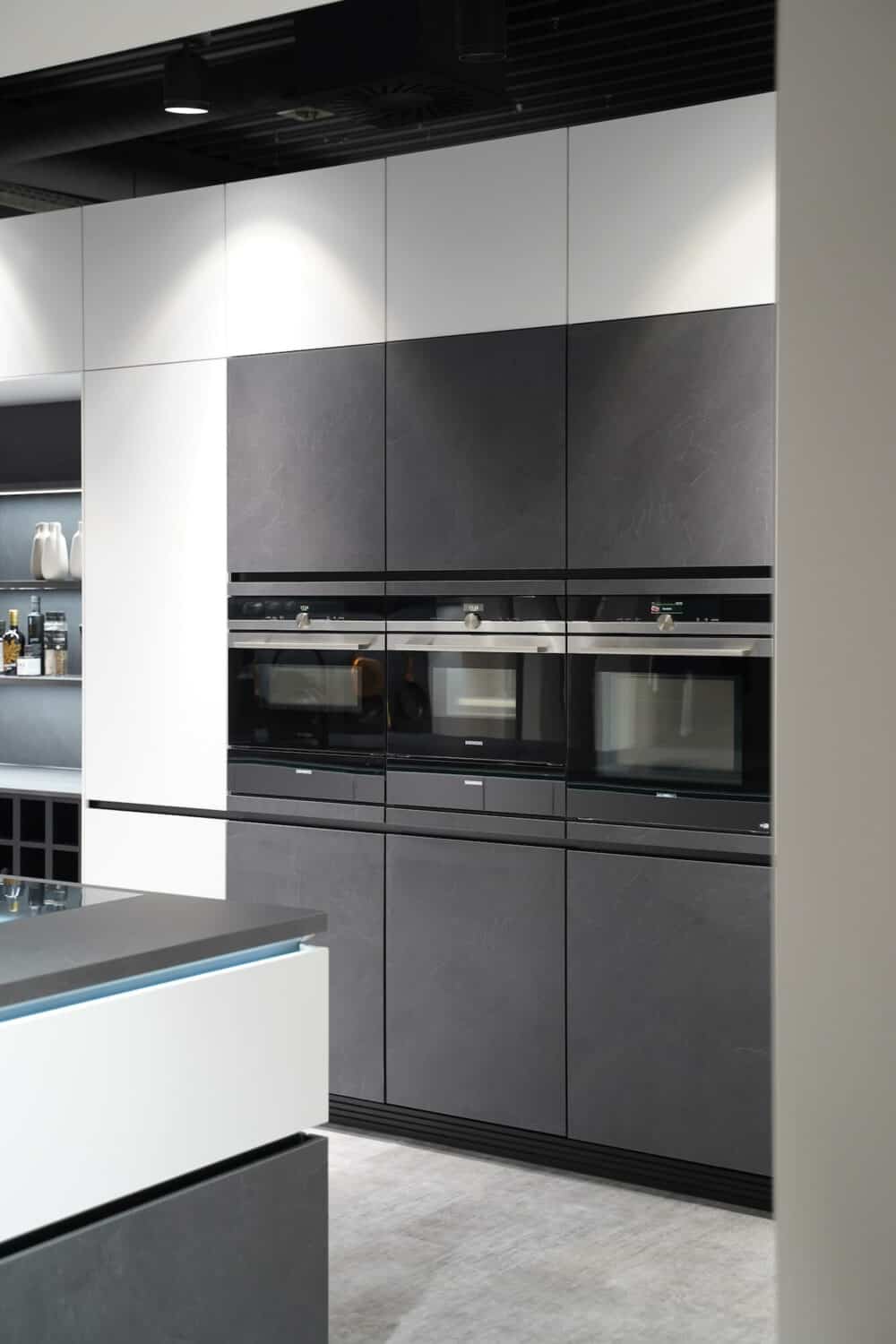 Schiefergrau Wandschrank mit Elektrogeräten Nobilia Inselküche