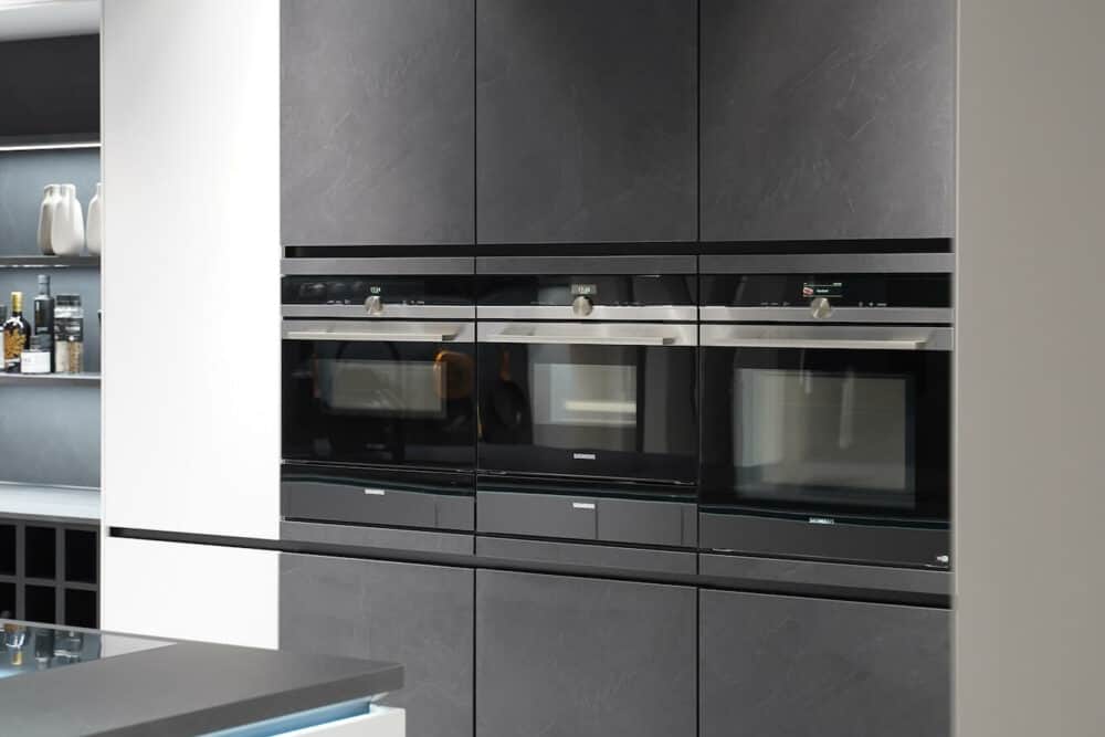 Schiefergrau Wandschrank mit Elektrogeräten Nobilia Inselküche