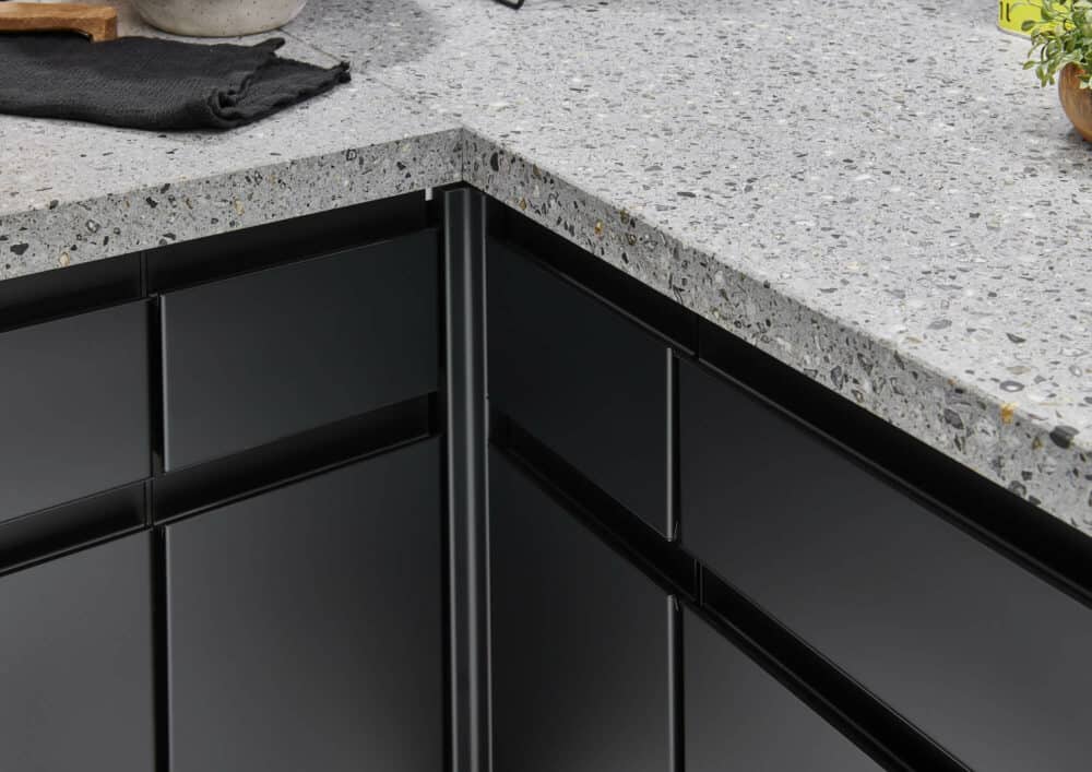 Schwarze Fronten Lacklaminat mit Griffmulden