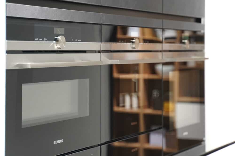 Siemens Elektrogeräte Nobilia Designküche mit Kücheninsel