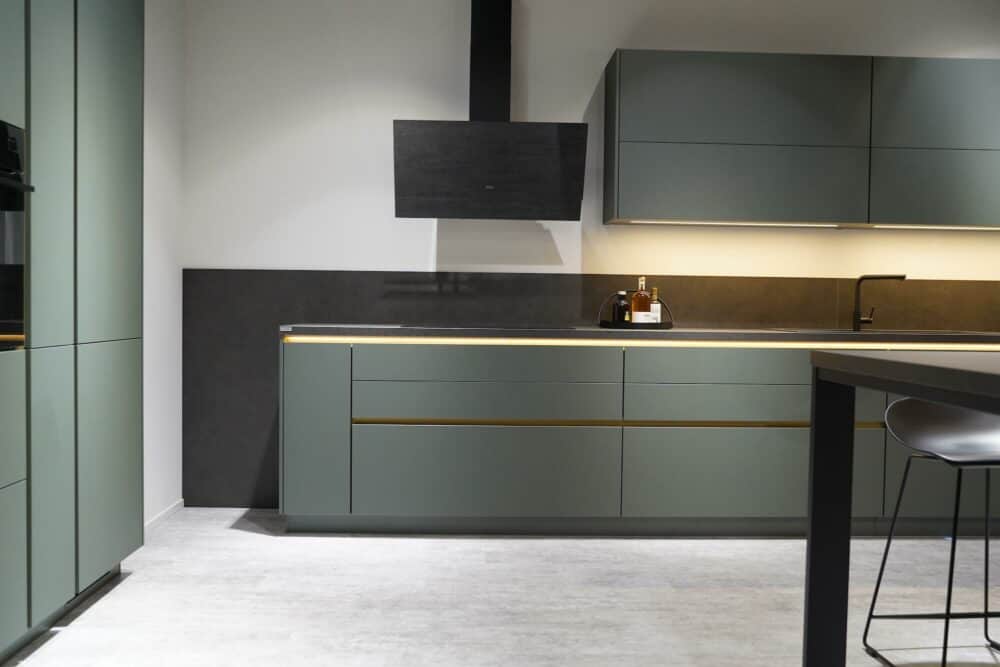 U-Küche Design grifflos grün