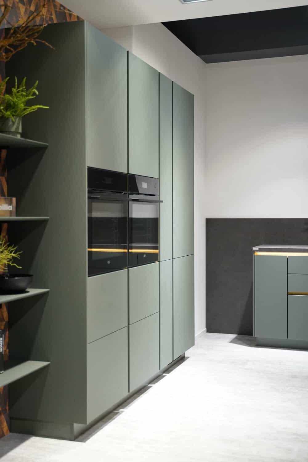 Wandschrank Design grifflos mit Elektrogeräten