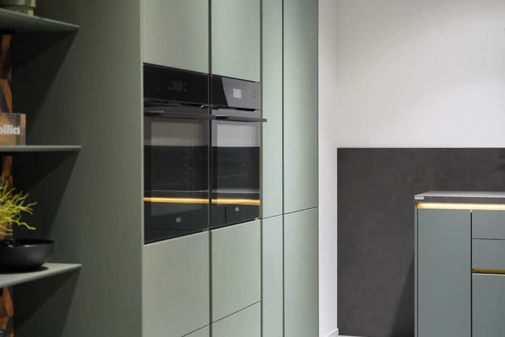 Wandschrank Design grifflos mit Elektrogeräten