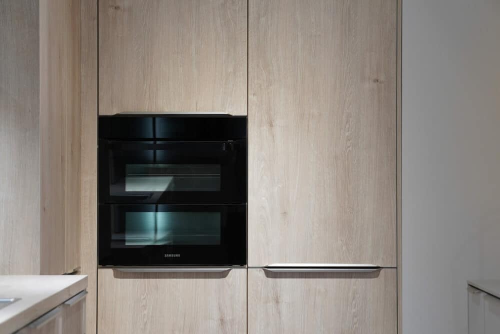 Wandschrank Eiche Fronten mit Griffleisten und Elektrogeräten