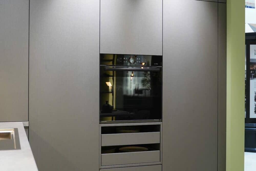 Wandschrank Titan Steel mit BOSCH Backofen und Kühlschrank