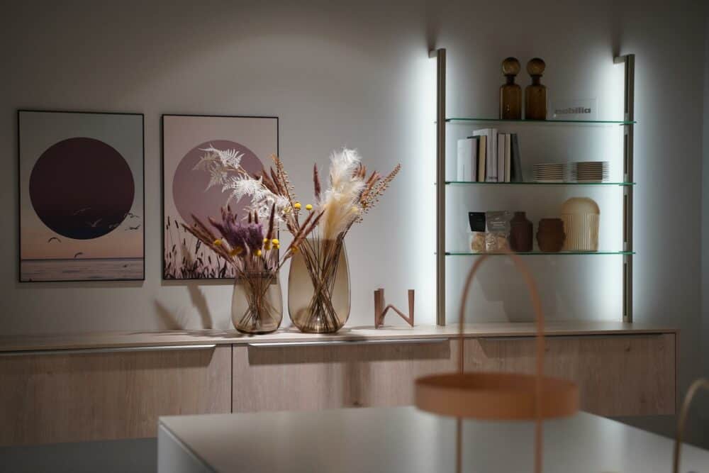 Wandschrank mit Schubladen und offenem Glasregal