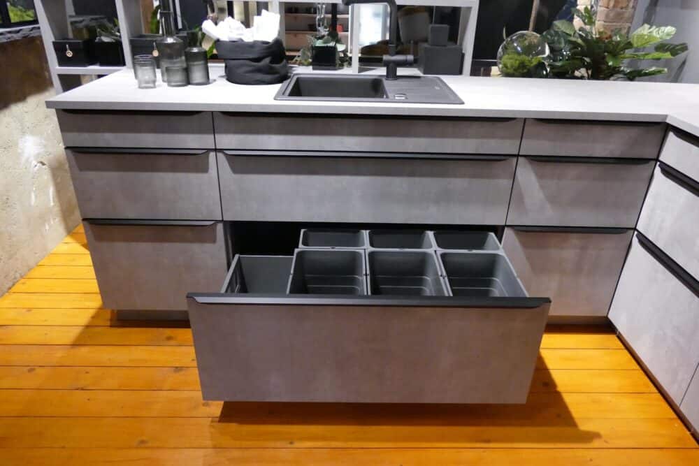 Auszug Bauformat moderne L-Küche grau