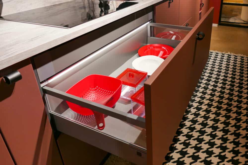 Auszug Schublade Bauformat rote Küchenzeile mit Lederlasche