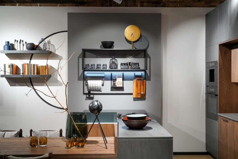 Bauformat Design Küche mit Kücheninsel und Stahl Schrank