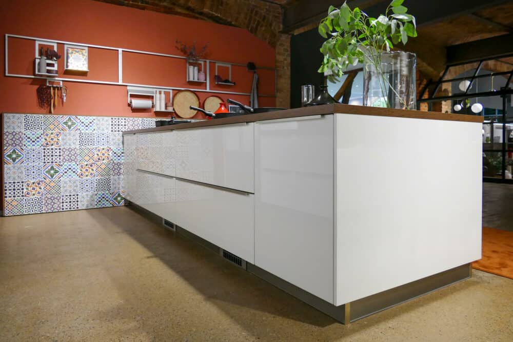Bauformat Insel Küche modern hochglanz weiß mit Griffleisten