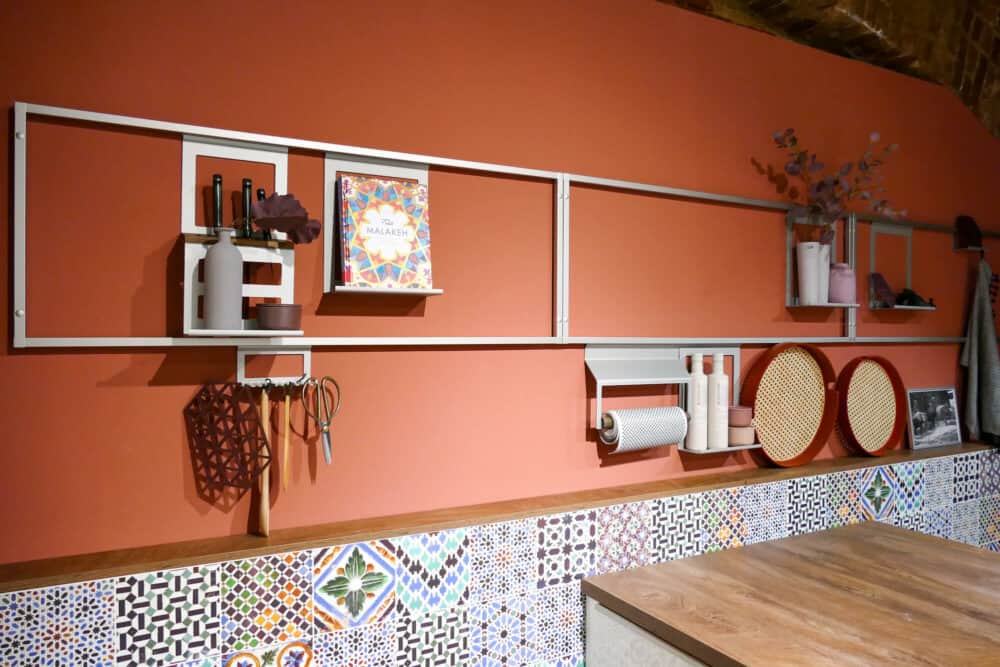 Bauformat Insel Küche modern weiß mit Edelstahl Griffleisten