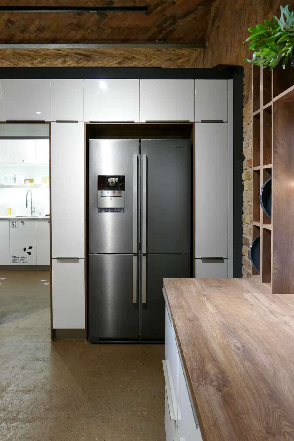 Bauformat Inselküche Lack hochglanz mit Kühlschrank