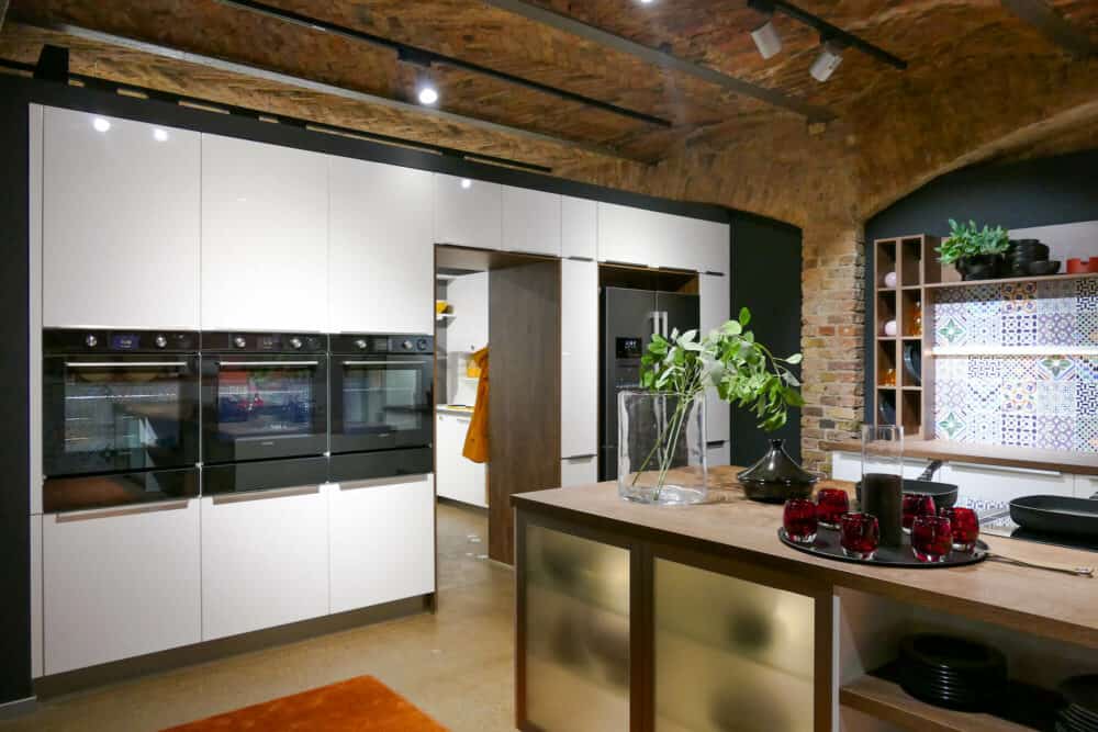 Bauformat Inselküche Rhodos mit E-Geräten und Hauswirtschaftsraum