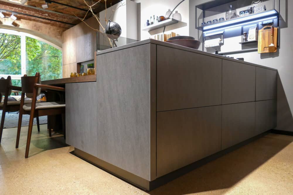 Bauformat Küchen mit Insel basalt schwwarz