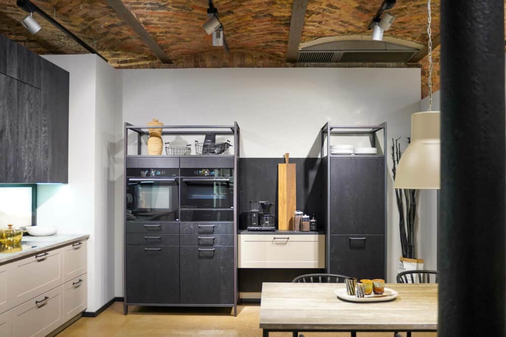 Bauformat Landhaus Küche mit Wandschrank und E-Geräten