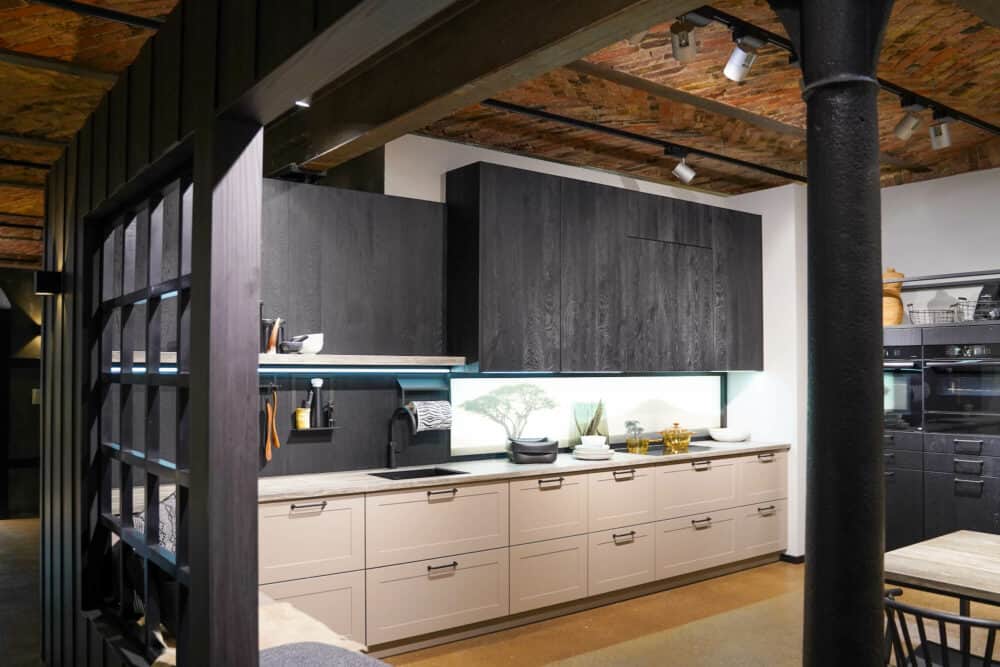 Bauformat Landhaus Küchenzeile Girona mit Esstisch