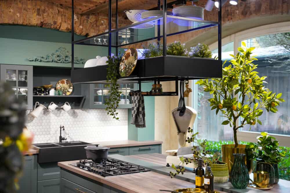 Bauformat klassiche Landhausküche mit Kücheninsel grün