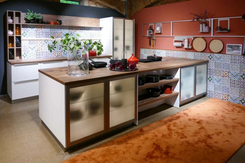 Bauformat moderne Inselküche mit Fliesenoptik Rückwand