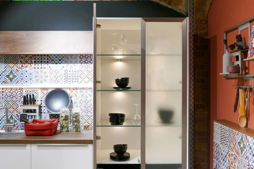 Bauformat moderne Inselküche mit Glasschrank
