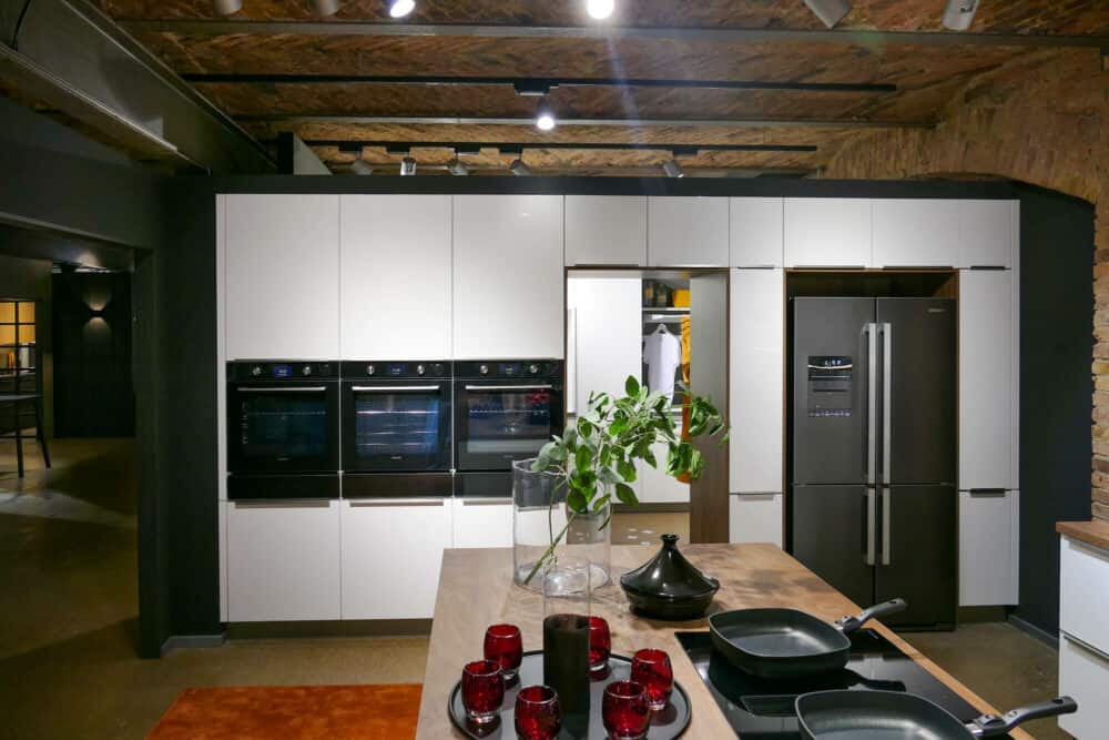 Bauformat moderne Inselküche mit Hauswirtschaftsraum und E-Geräten