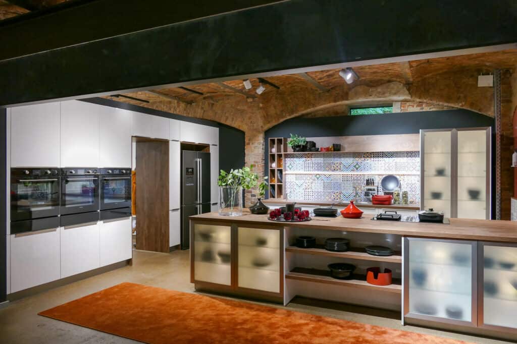 Bauformat moderne Küche mit Kücheninsel und Fliesenoptik