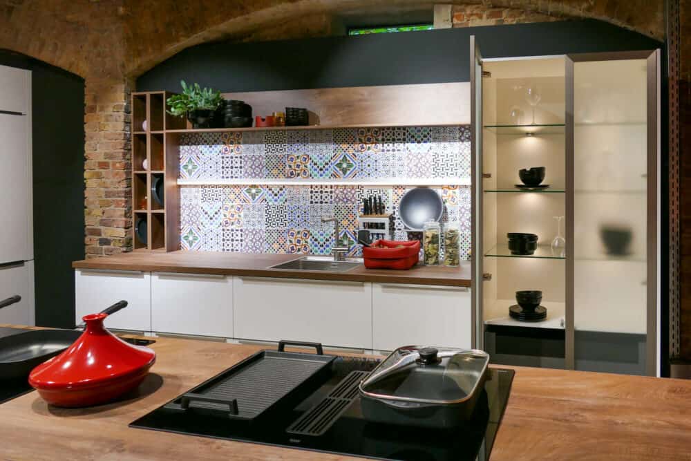 Bauformat moderne Küchenzeile mit Holz Arbeitsplatte und Fliesenrückwand