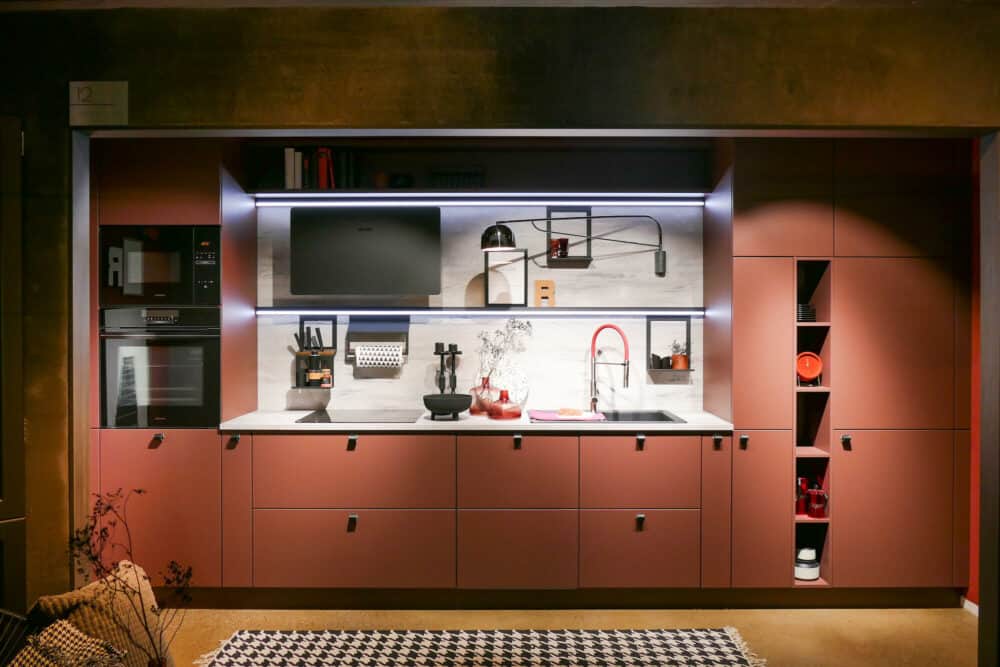 Bauformat moderne Küchenzeile rot mit E-Geräten