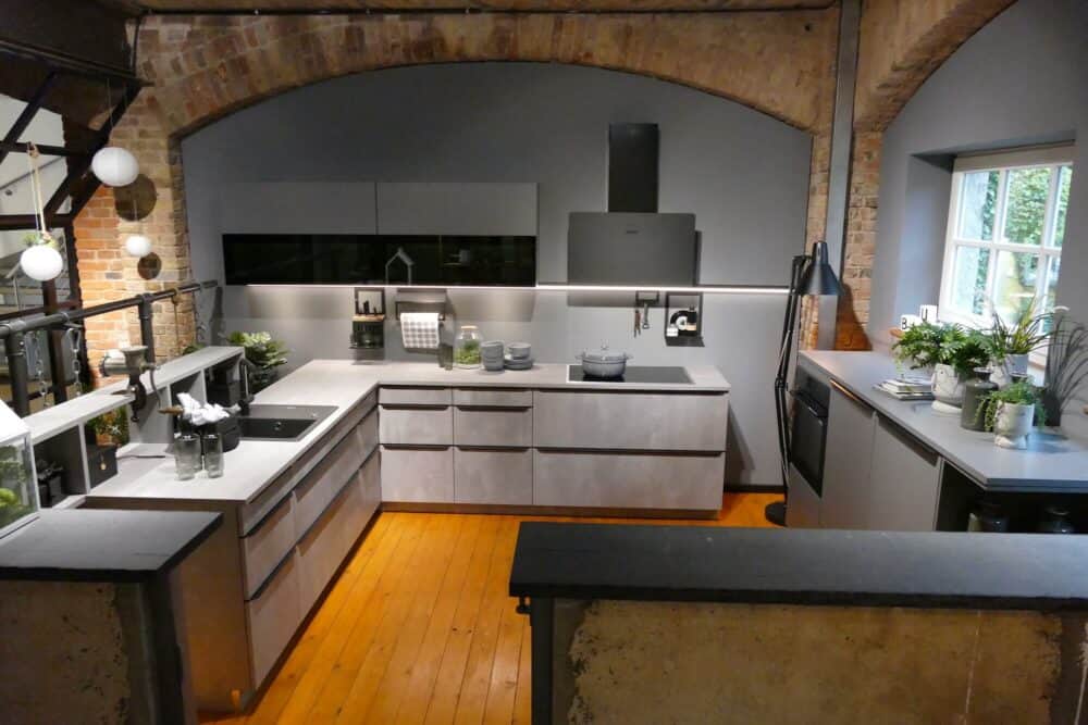 Bauformat moderne L-Küche grau