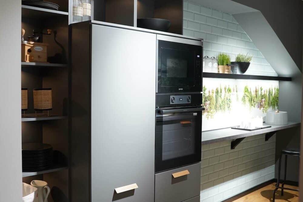 Burger Küchen Design Küchenzeile grau mit Gorenje Geräten